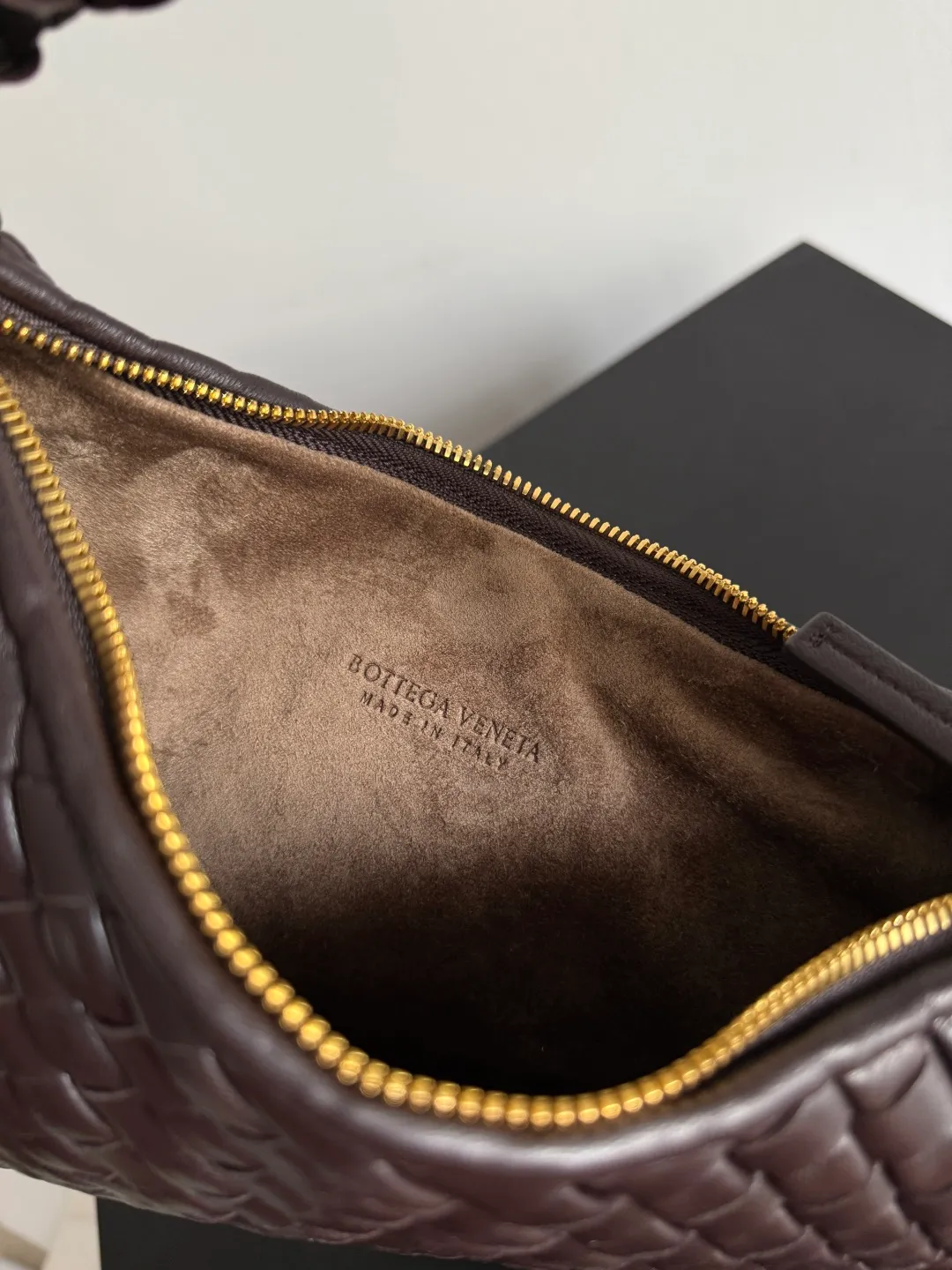 Batch 1720 BV Bottega Veneta's new early spring women's shoulder bag. The soft and delicate Hobo bag in small size is shipped! Many friends are waiting for this bag. It has a round shape and a large capacity. It can hold a 50-fold umbrella inside. Babies with a lot of daily items do not need to worry about the capacity of this bag. It is a practical bag for traveling and commuting. Although it is fluffy, it is soft and comfortable when carried on one shoulder. It has a modern and retro feel. Model No.: 856736 Size: 35*21*5cm